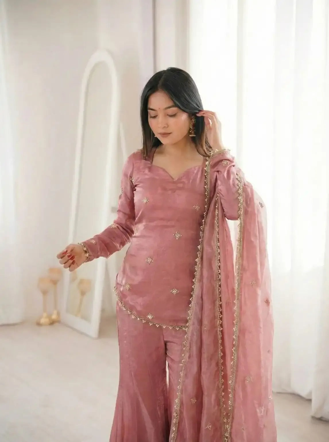 Jiya Scattered-Buti Silk Kurta & Potli Set