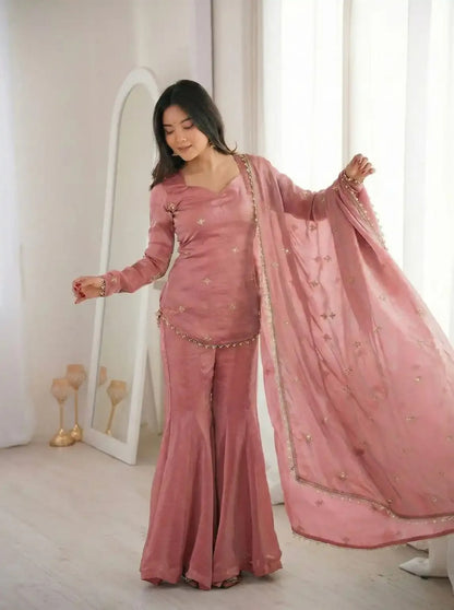 Jiya Scattered-Buti Silk Kurta & Potli Set