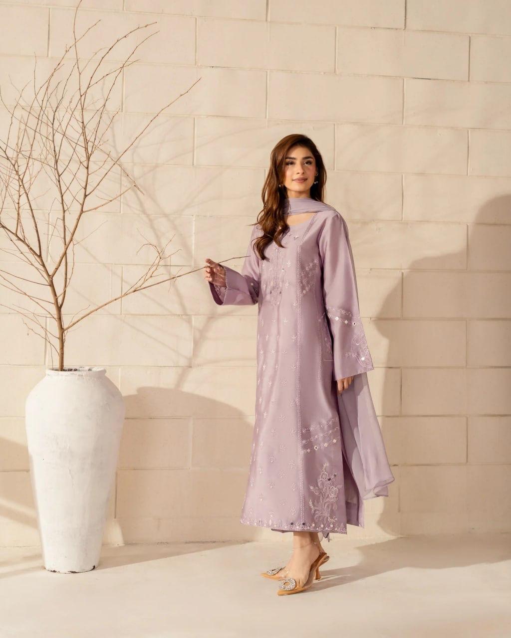 Jinisha Embroidered French Crepe Kurta Set